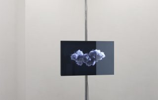Dorota Kleszcz / François Ronsiaux, The Cloud, caisson Inox, barre Inox dimensions variables, miroir espion, vidéo 3d en boucle.