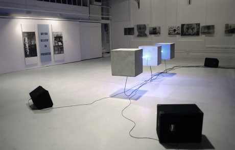 Matrice - Cubes de béton - système sonore inclus - tubes lumineux - 5m - 1000kg - Galerie Nikki Diana Marquardt - 2003 - François Ronsiaux