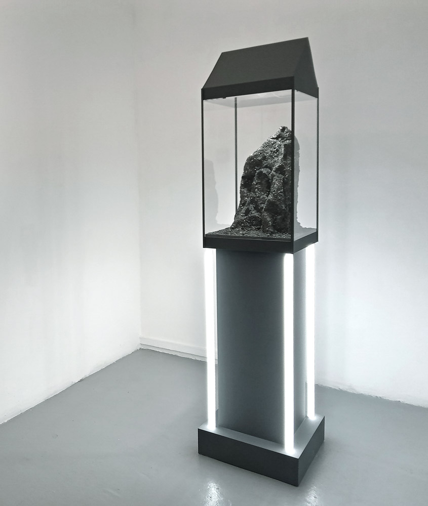 François Ronsiaux, 2004 MN4, Installation sculpture, Métal, minéraux, leds, socle bois, 40 x 40 x 160 cm, 2022.