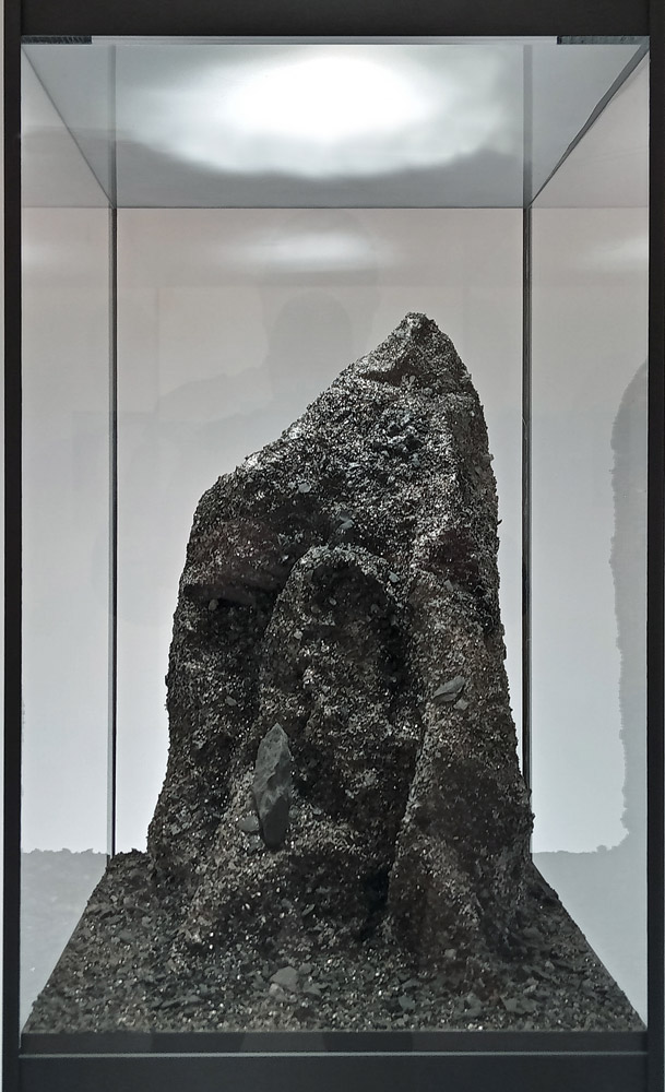 François Ronsiaux, 2004 MN4, Installation sculpture, Métal, minéraux, leds, socle bois, 40 x 40 x 160 cm, 2022.