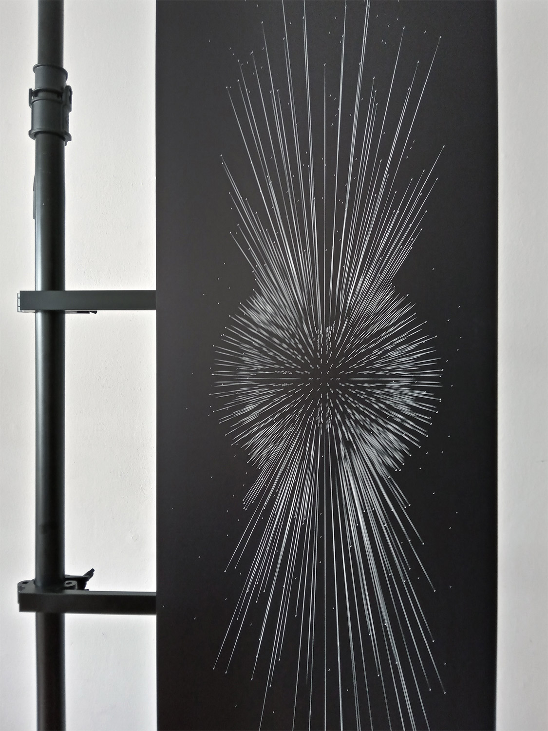 François Ronsiaux, APOPHIS METEORIT, Dessin vectoriel, Impression sur métal, Autopole, 170×50 cm, 2022.