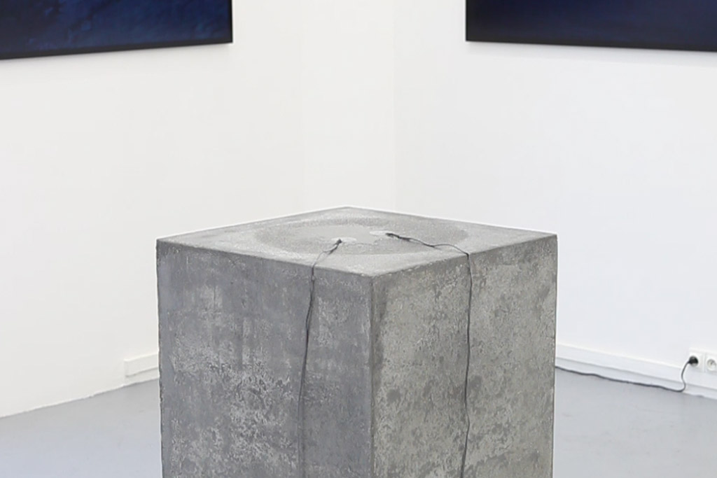 François Ronsiaux, Two thousand years to cross, cube de béton, système de goutte à goutte, eau, capteurs de vibration, computer, système son, 2011.