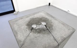 François Ronsiaux, Two thousand years to cross, cube de béton, système de goutte à goutte, eau, capteurs de vibration, computer, système son, 2011.
